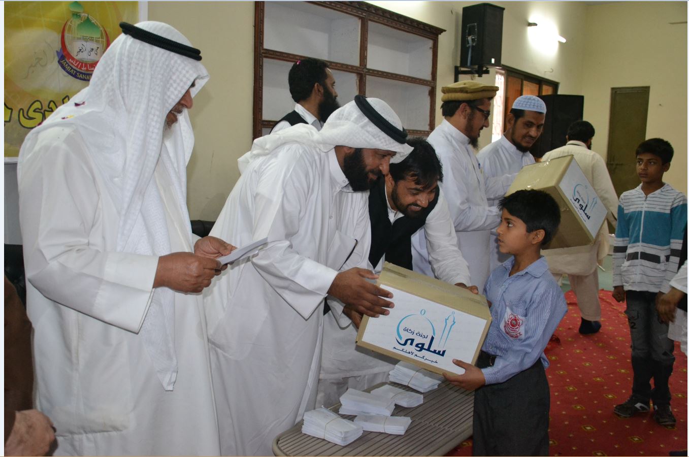 الخالدي يقدم هدايا الايتام في اعياد سابقة